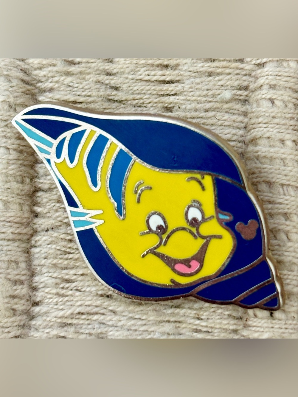 DISNEY 2009 Disneyland The Little Mermaid Character Shells Flounder Pin